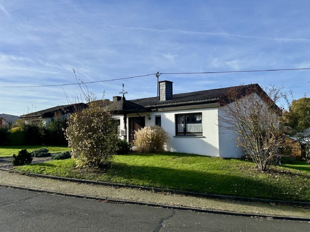 Viel Platz für Ihre Familie - Freistehendes Einfamilienhaus mit Einliegerwohnung in ruhiger Lage von Maring-Noviand