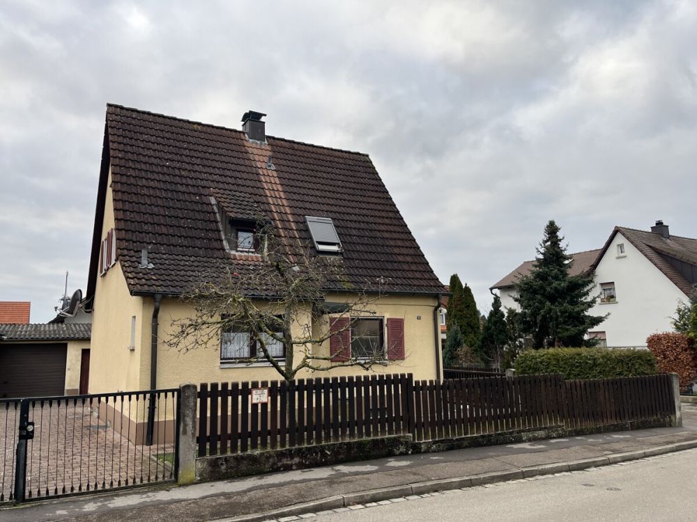 Ihr neues Zuhause wartet auf Sie - Wohnhaus mit Garten und Garagen in Roth! (3)