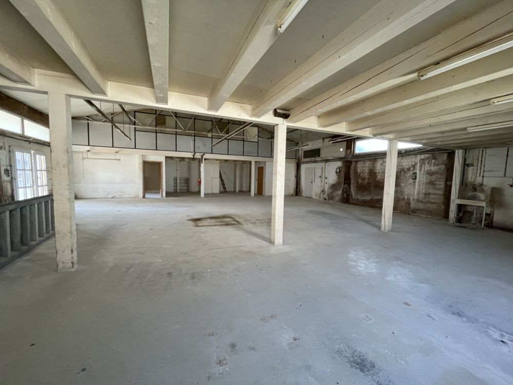 Ehemaliges Bankgebäude mit Lagerhalle - leicht umzubauen zu Wohnraum