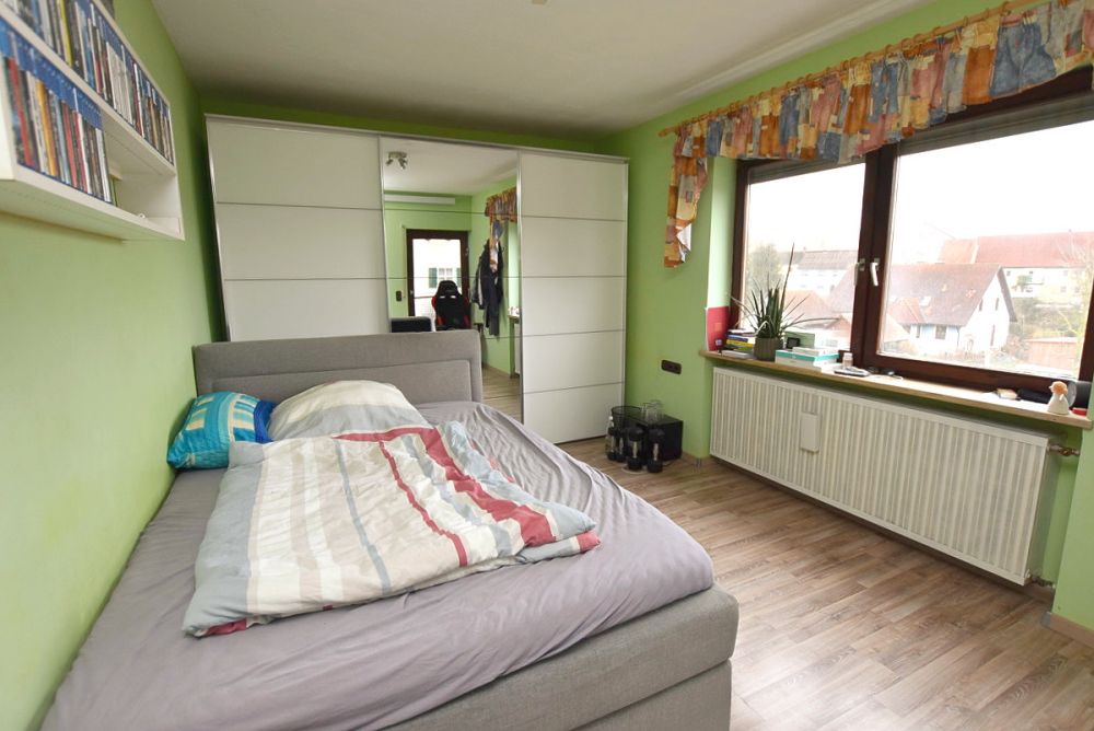 Viel Platz für Familie, 
Beruf oder Hobby!
Zweifamilienhaus mit Stall 
und weiteren Nebengebäuden