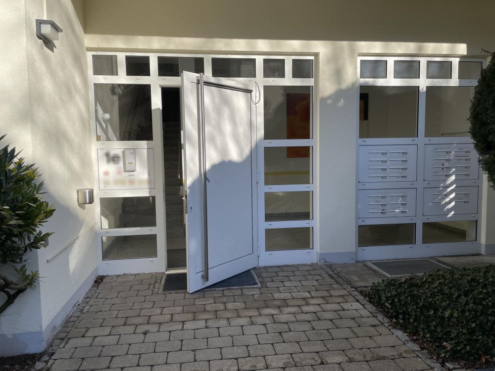 Hauseingang mit Automatik-Türe