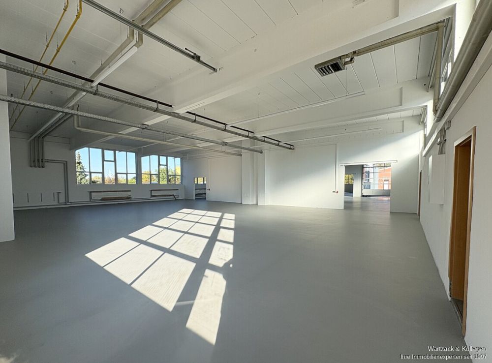 Vollständig neu renovierte Produktionshalle 
mit separater Bürofläche
- zusätzliche Halle möglich