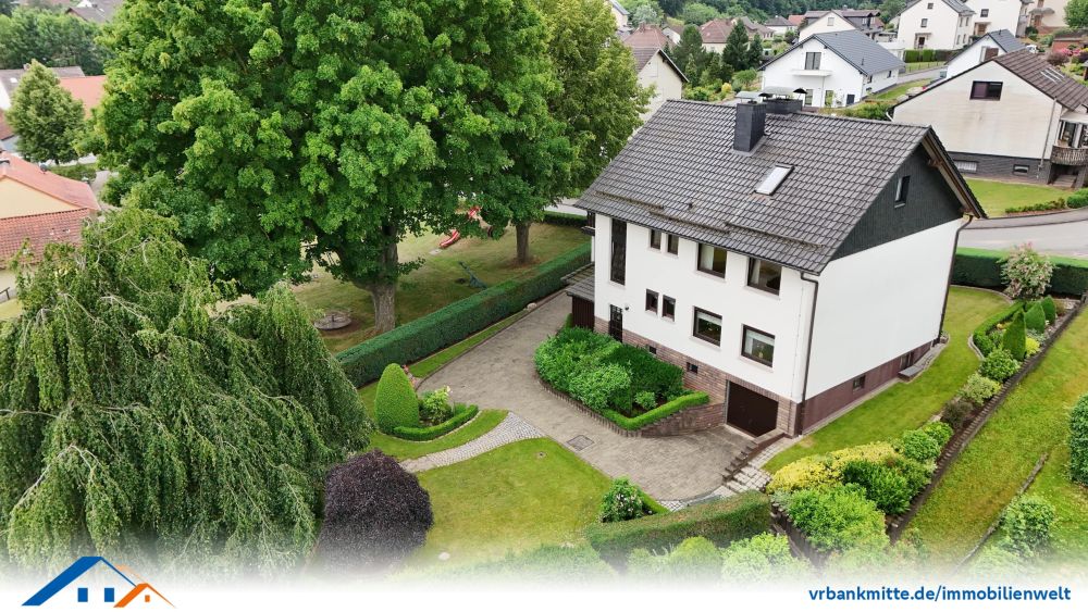 Charmantes Einfamilienhaus mit großem Grundstück, Garage und Blockhütte in Rüdershausen