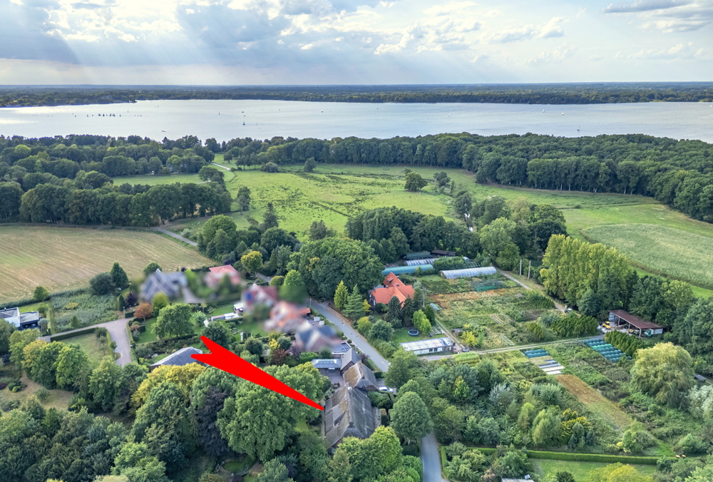 Reetdach-Anwesen mit Sommer-Gästehaus, Garage und Parkgrundstück / nur ca. 600 m zum Zw´ahner Meer