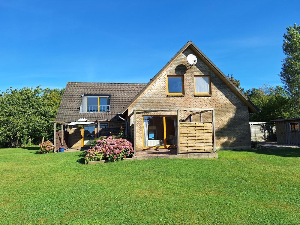 Idyllisch gelegenes Einfamilienhaus mit Einliegerwohnung in Feldrandlage