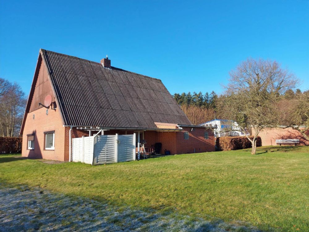 linke Traufenseite mit Terrasse