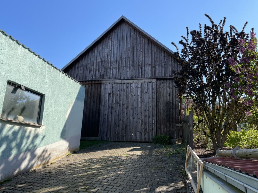 Doppelhaushälfte mit großer Scheune und Garten