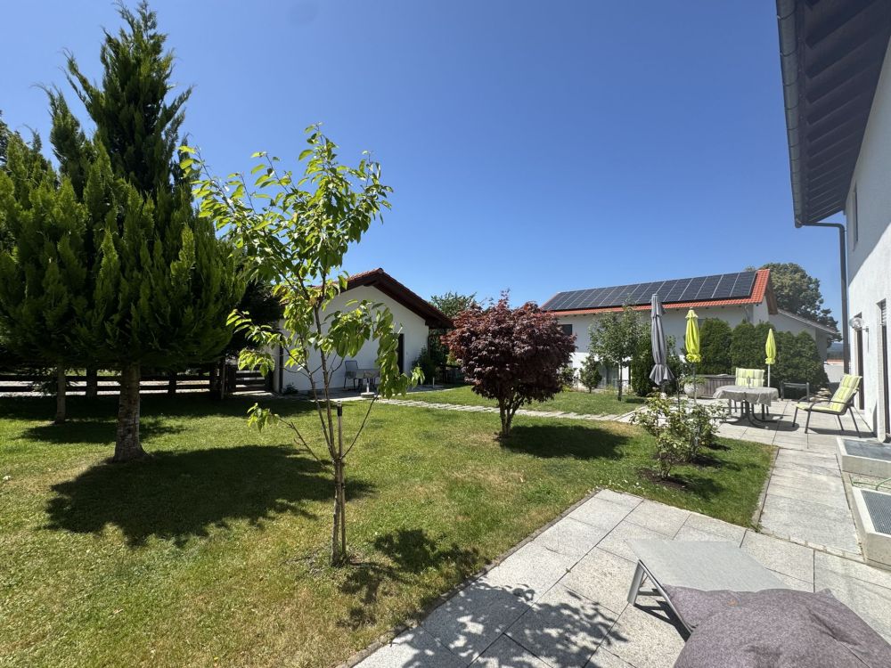 Modernes Mehrfamilienhaus mit Wohn- und Gewerbenutzung