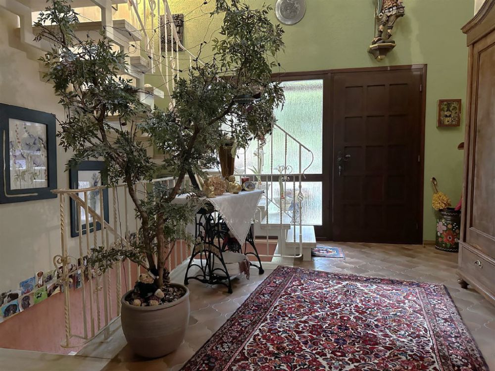 Luxus trifft Funktionalität: Einfamilienhaus mit Büro in Top-Lage