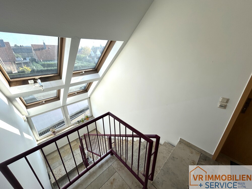 Einziehen und wohlfühlen! - Dachgeschosswohnung mit TG-Stellplatz in 97616 Bad Neustadt/Brendlorenzen