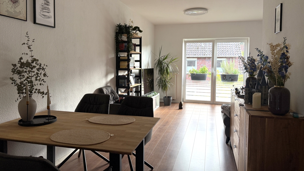 Kapitalanlage! Attraktive OG-Wohnung (2 ZKB) mit Carport-Stellplatz in zentraler Lage in Edewecht