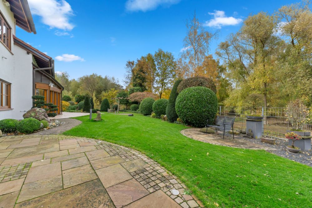 Einzigartiges Mehrgenerationenhaus inklusive traumhaftem Wellnessbereich auf weitläufigem Grundstück