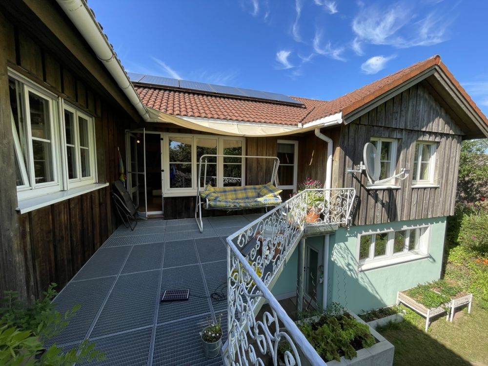 Wohnhaus in Traumlage mit vier Garagen und Nebengebäuden im Ort Griesbach