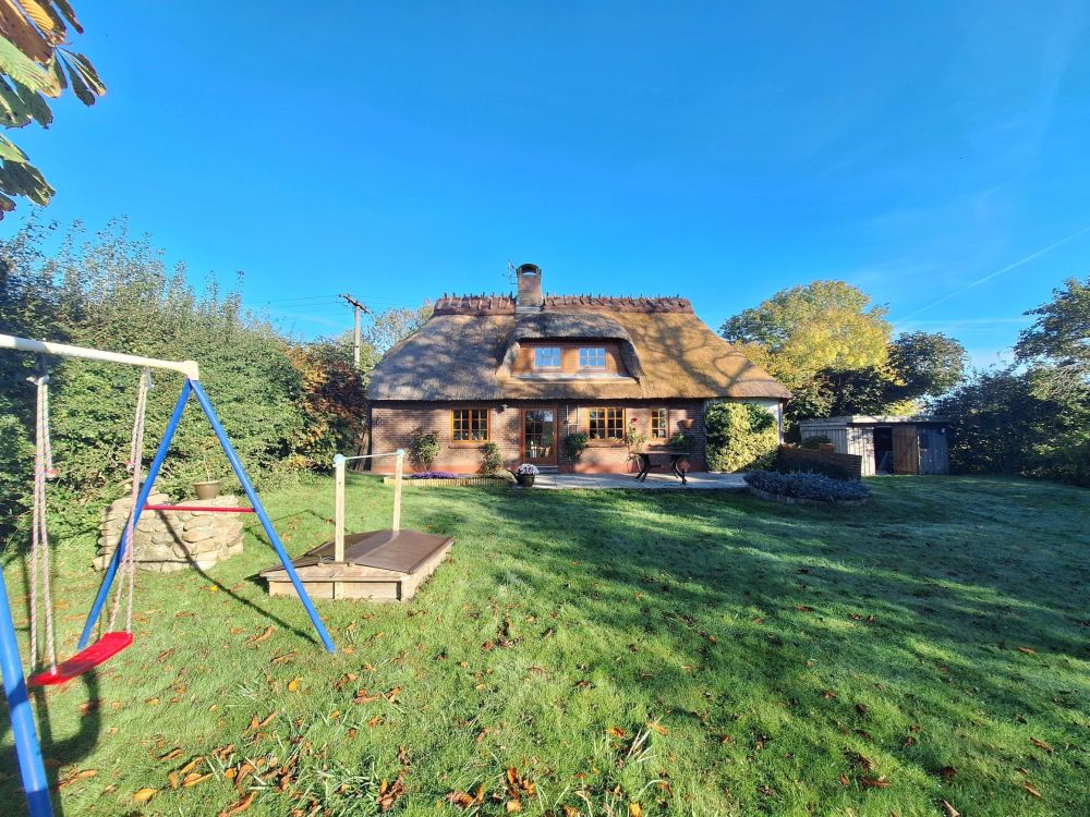 Zauberhafte Reetkate in Sackgassenendlage in den Feldern von Esgrus