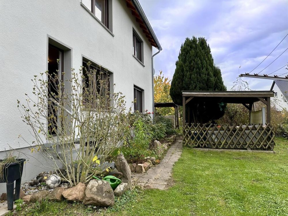 Gartenbereich mit überdachtem Freisitz