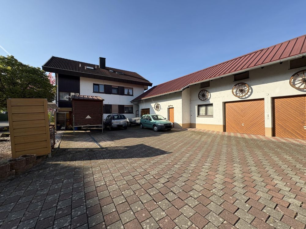 Vielseitiges Immobilienangebot: Mehrfamilienhaus, Gewerbeflächen, Industriehalle und Baugrundstück!