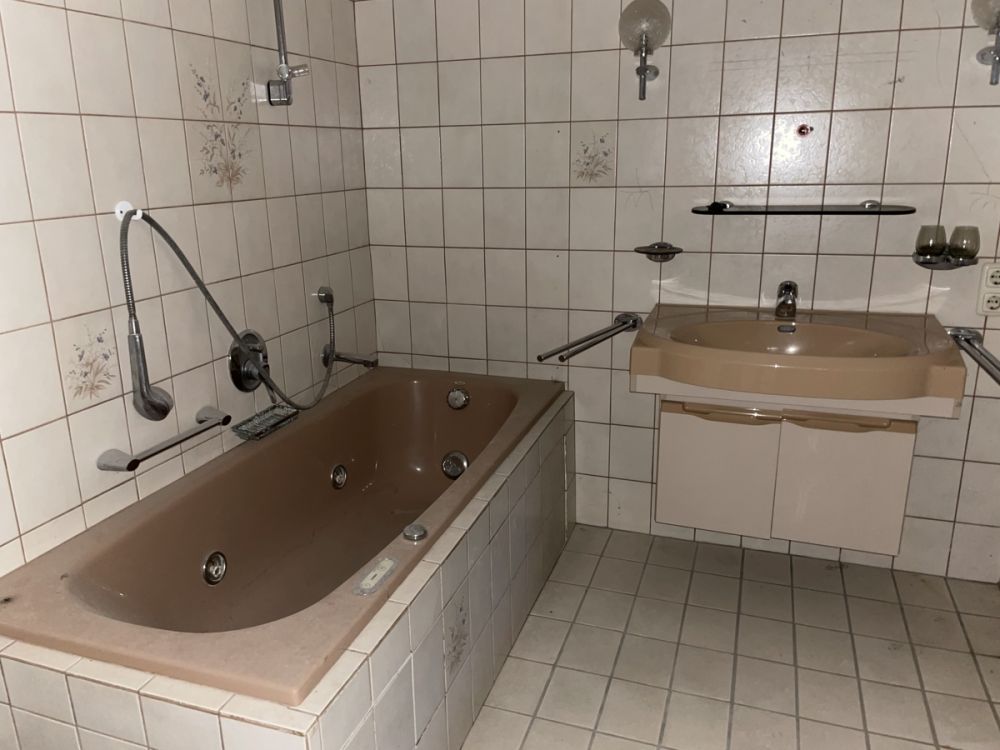 Hier lässt sich viel draus machen - Haus mit begonnener Renovierung