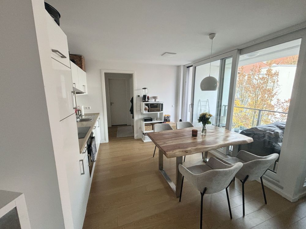 Stilvoll und Modern!
Hochwertige Mietwohnung mit Loggia in der Innenstadt