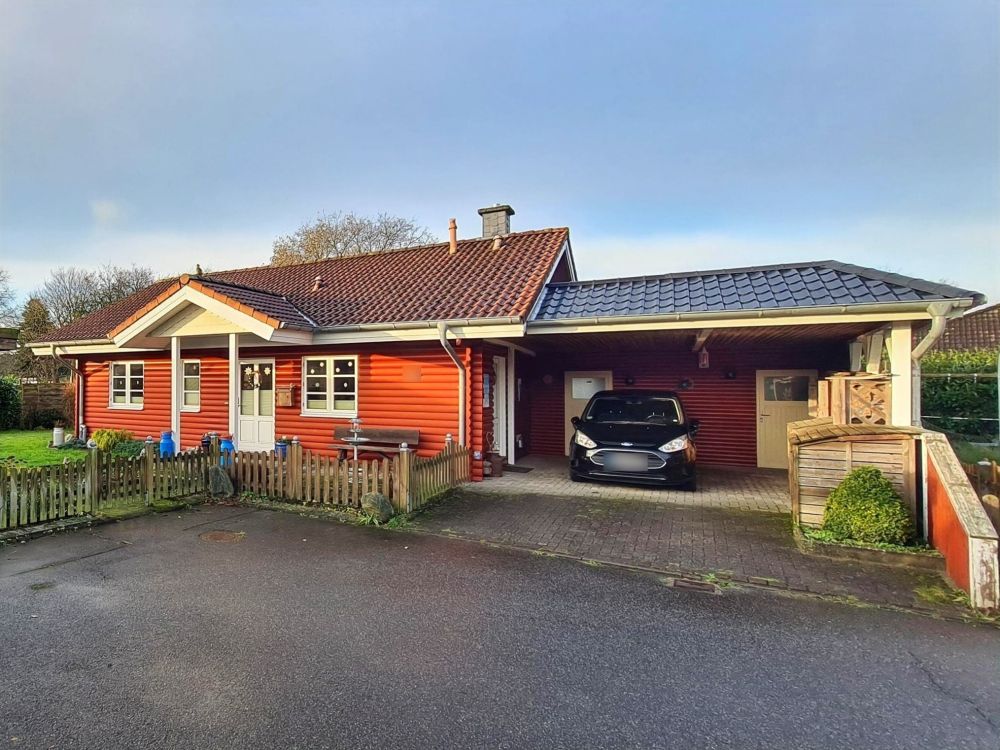Frontansicht mit großzügigem Carport