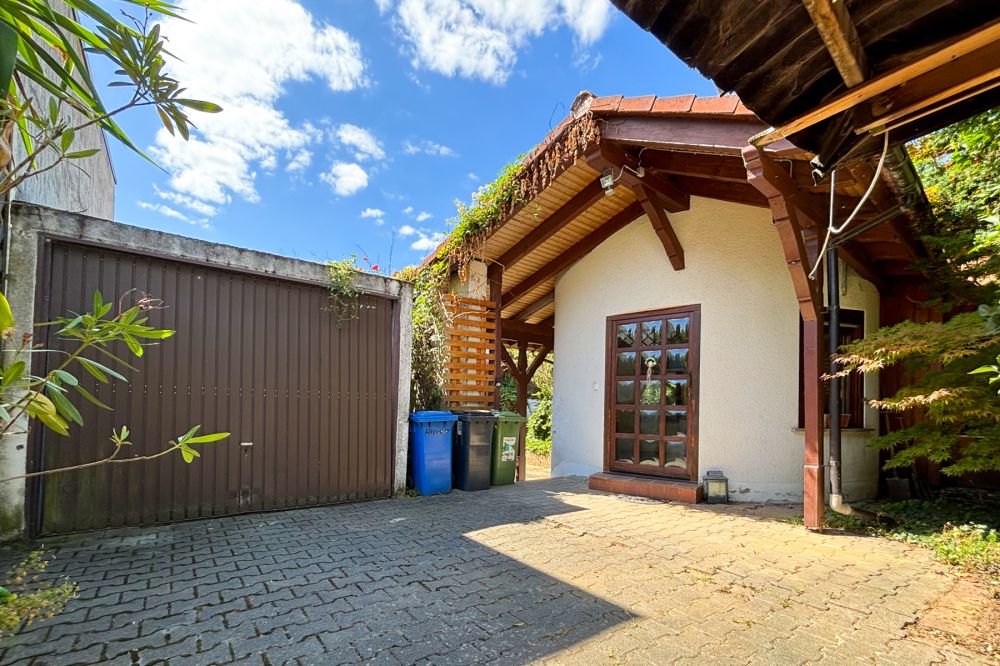 Anbau und Garage
