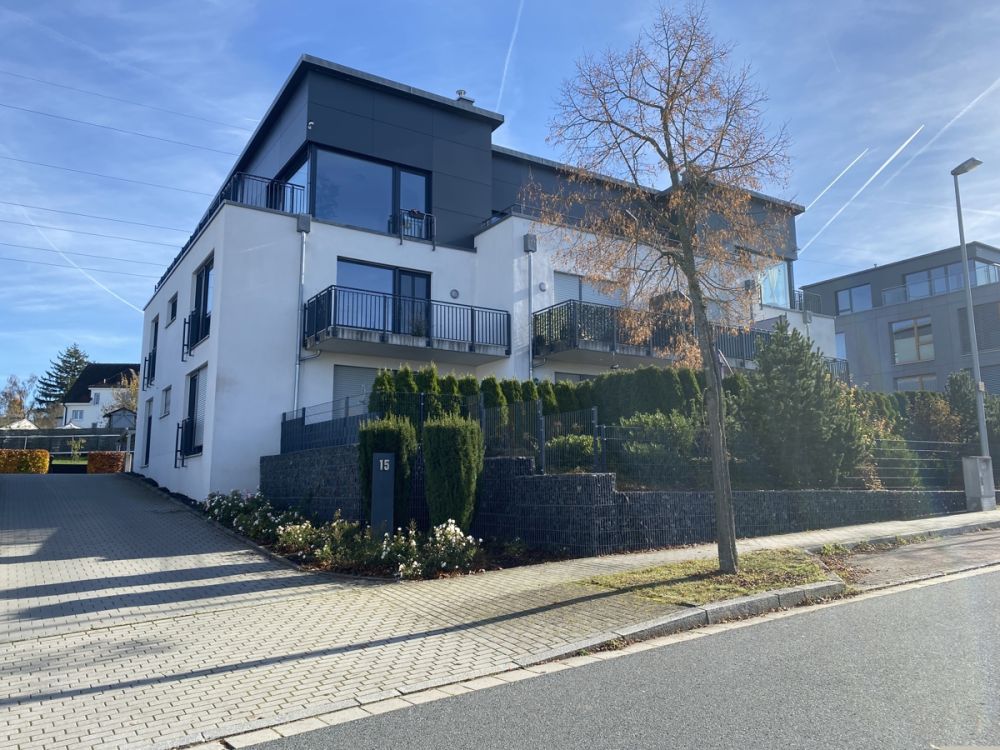 Sehr schöne, exklusive 3-Zimmer-Terrassenwohnung mit Carport und Stellplatz in Weiden-Ost zu vermieten!