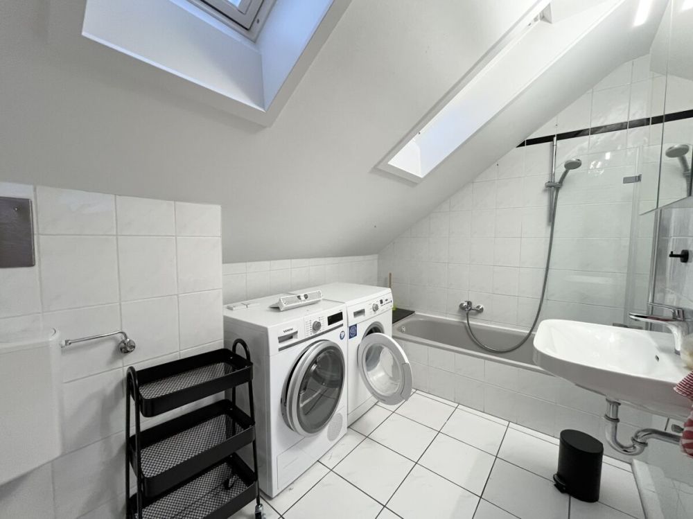 ALL INCLUSIVE: 2-Familienhaus + Einliegerwohnung + PKW-Stellplätze