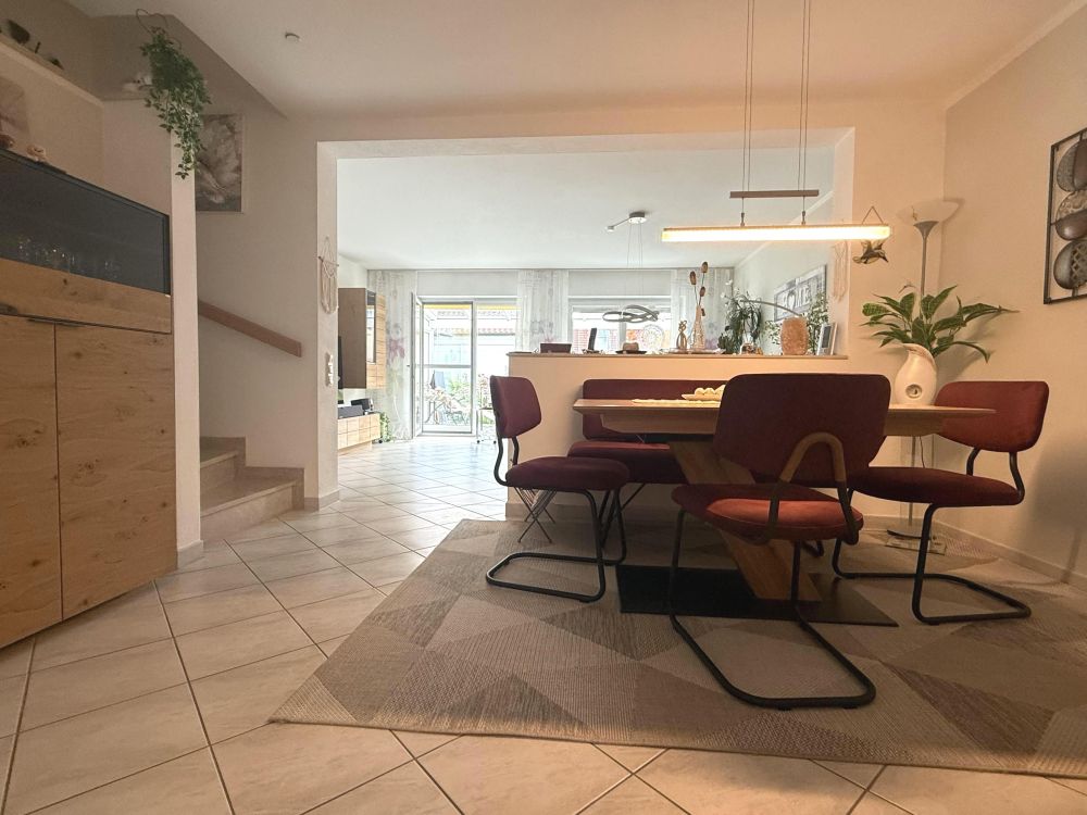 Hochwertig ausgestattetes REH mit viel Platz und traumhaft angelegtem Garten in Königsbrunn