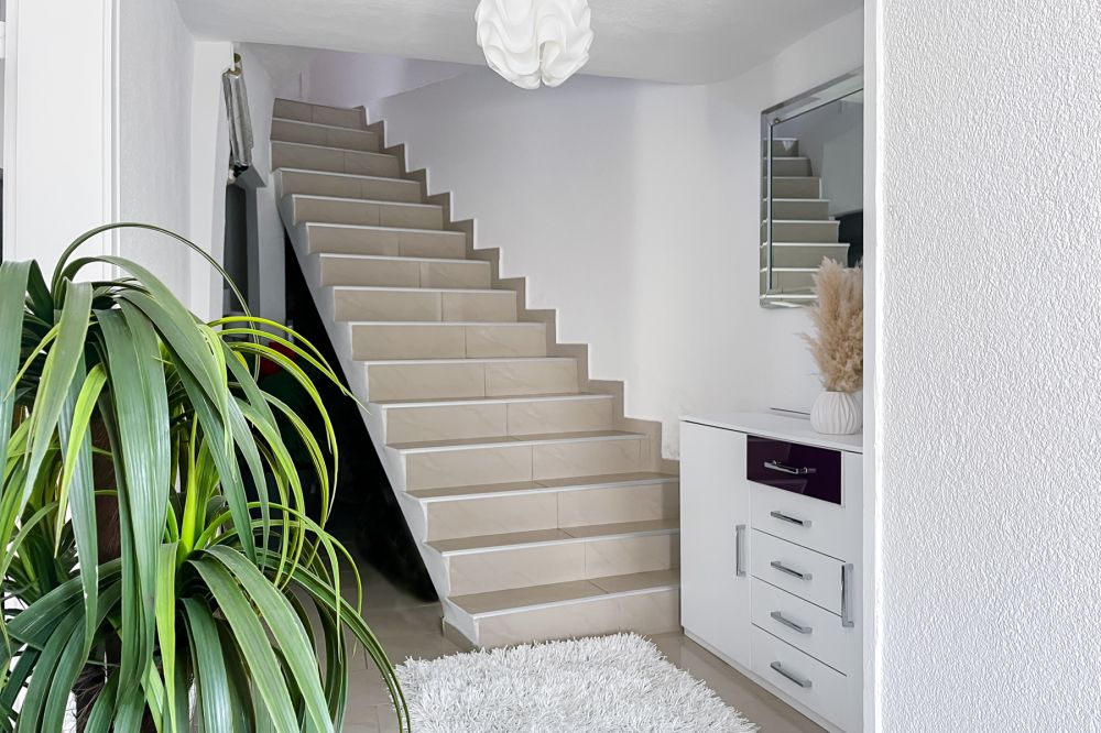 Komfortables Wohnen auf drei Ebenen – Reihenhaus mit Terrasse und Stellplatz