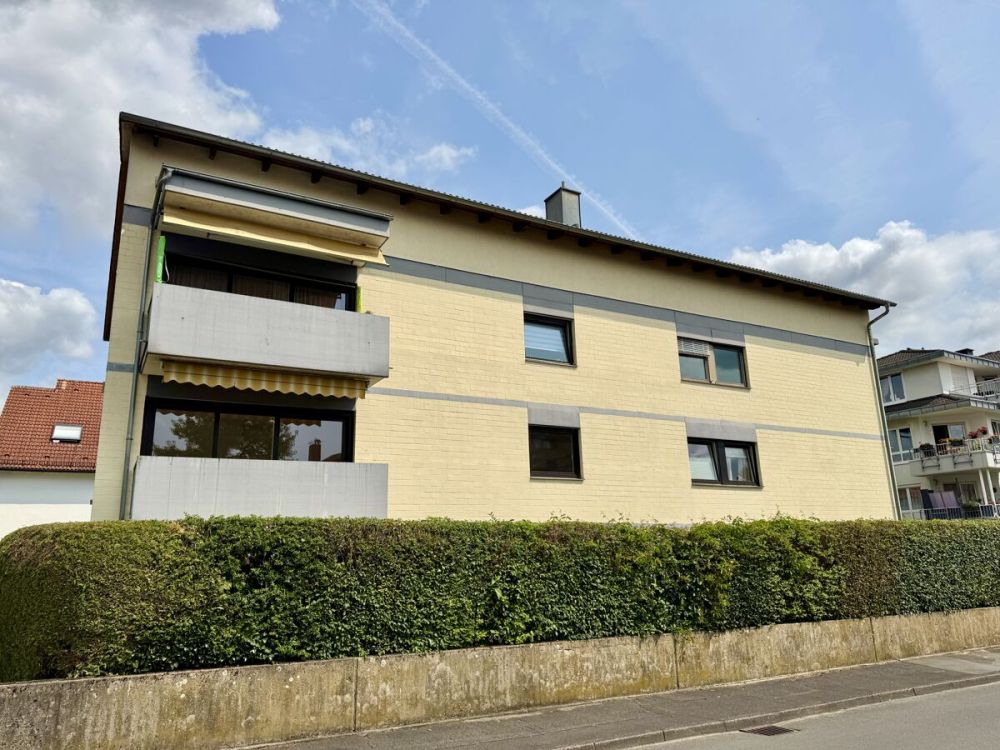 Attraktive Eigentumswohnung
mit Balkon, zwei Stellplätzen und solider Mieteinnahme