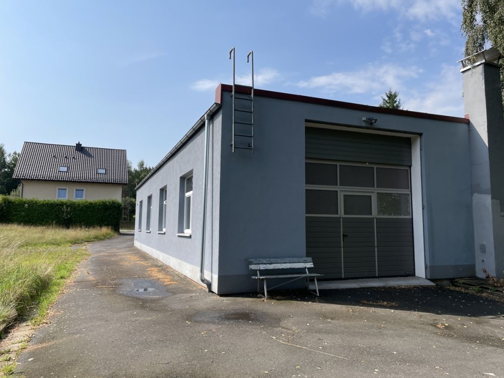 Ruhig gelegenes Baugrundstück mit Halle und riesigen Gartengrundstück!