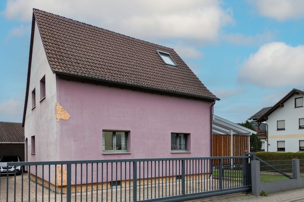 Einzugsbereites Einfamilienhaus wartet auf Sie: Interessante Immobilie in ruhiger Lage  in Höchst!