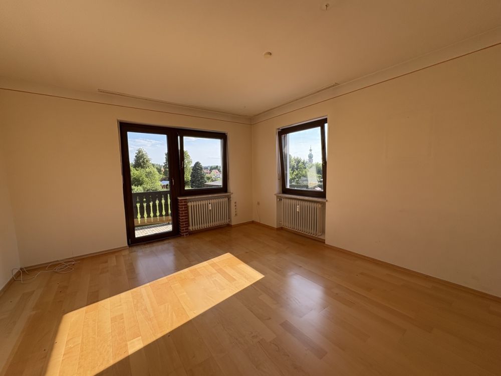 Zweifamilienhaus auf schönem und großzügigem Grundstück in ruhiger Lage in Schönkirch!