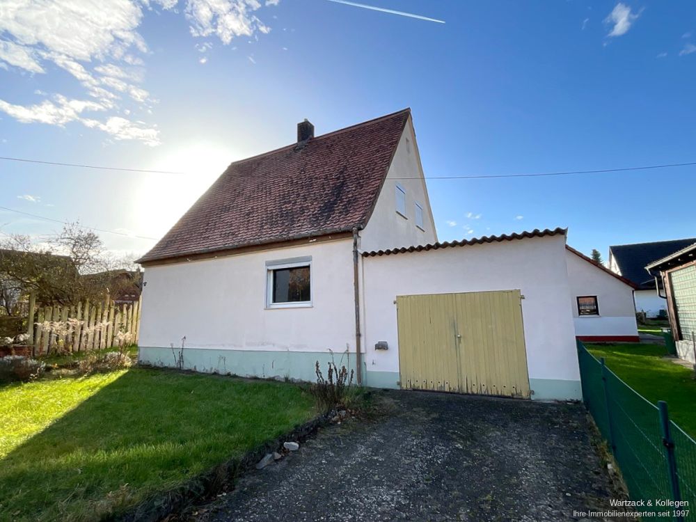 Kleines Einfamilienhaus zur Sanierung oder Abriss
mit wunderschönem Grundstück in Schwabach