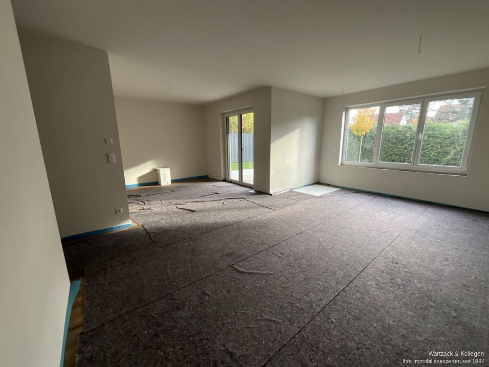 Wohn- und Essbereich mit Blick in die Küche