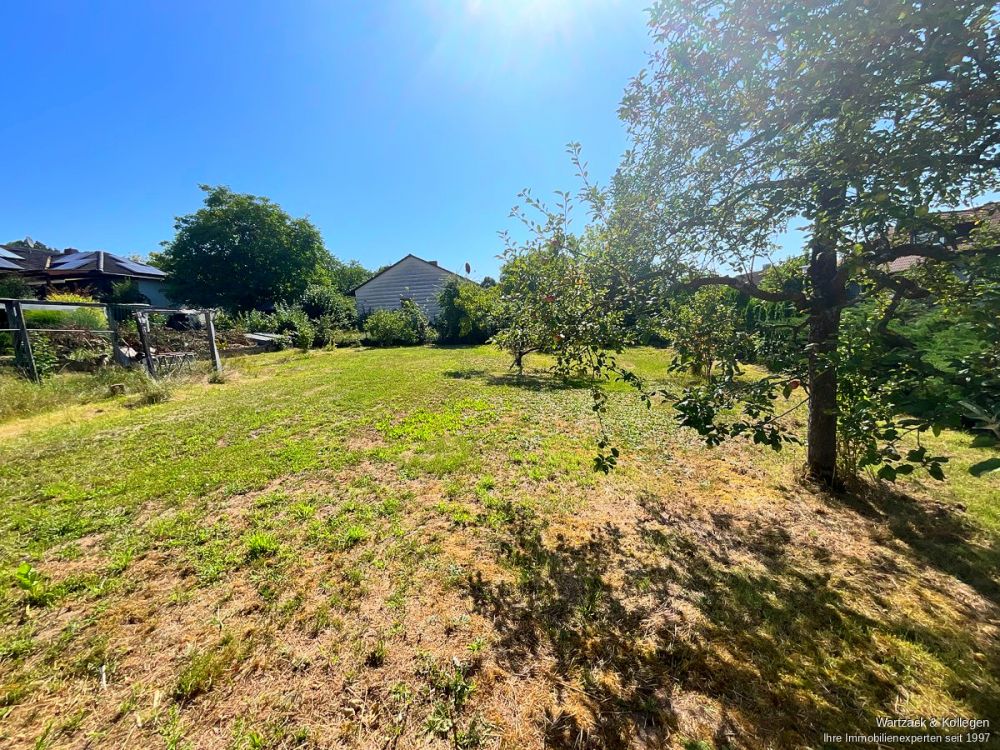 Herrliches Grundstück 
zur sofortigen Bebauung 
mit einem Ein- oder Zweifamilienhaus