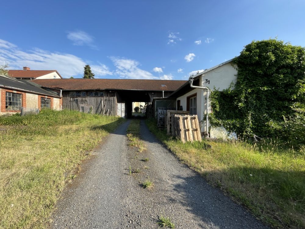 Großes Grundstück mit Nebengebäuden in guter Lage zum Verkauf!