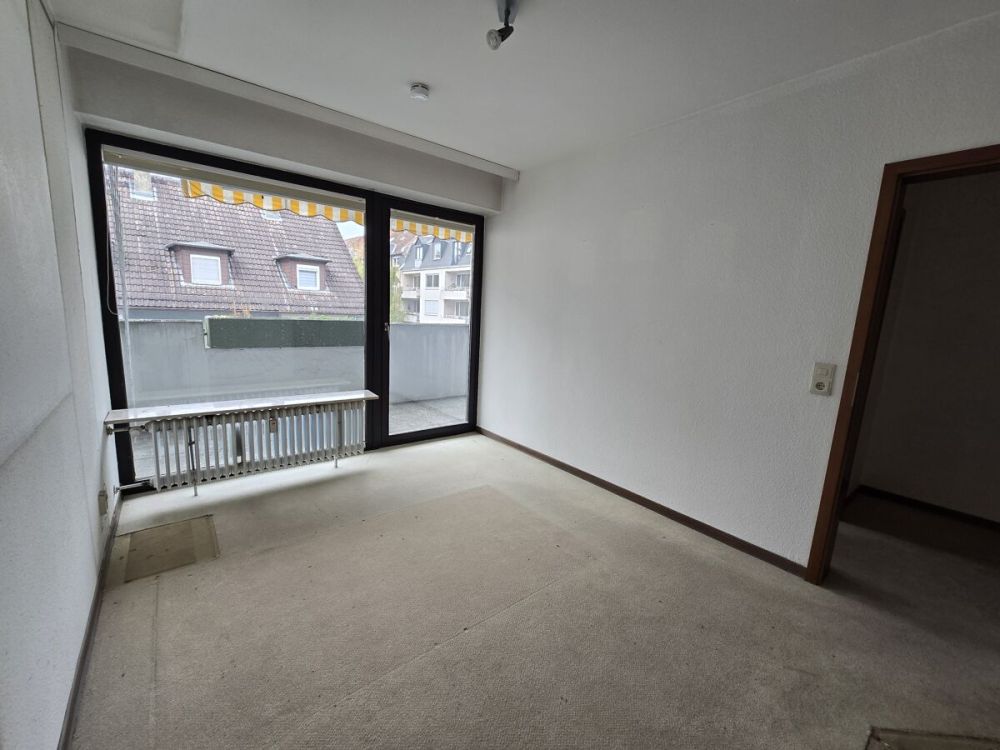 Aktuell in Renovierung - Gut geschnittene 2-Zi. Wohnung mit Balkon!