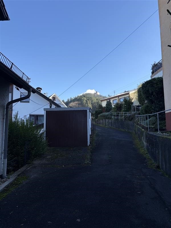 Charmantes Zweifamilienhaus mit Ausbaupotential!