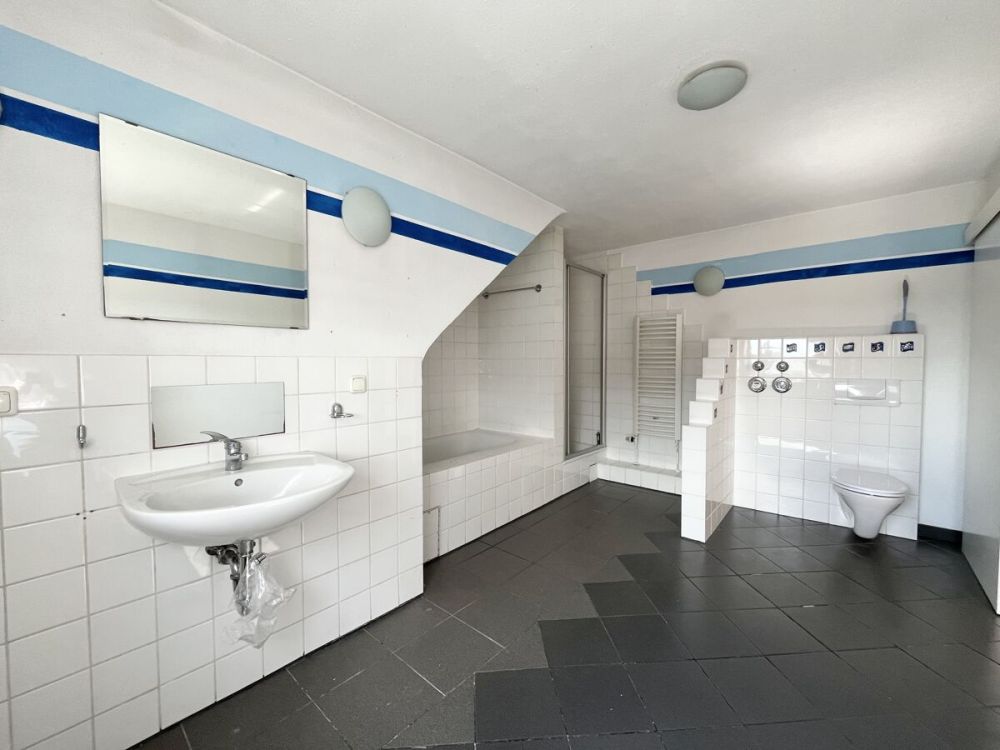 Exklusives Angebot: Großzügige 4-Zi.-Whg. mit PKW-Stellplatz in freundlicher Wohnanlage