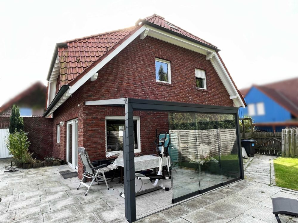 Gartenansicht mit Terrassenüberdachung
