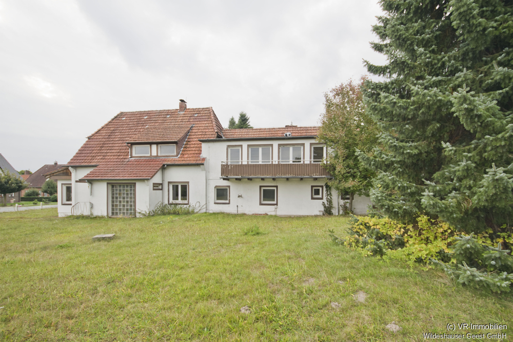 Sanierungsbedürftiges 1-2-Familienhaus auf großem Grundstück in Aschenstedt