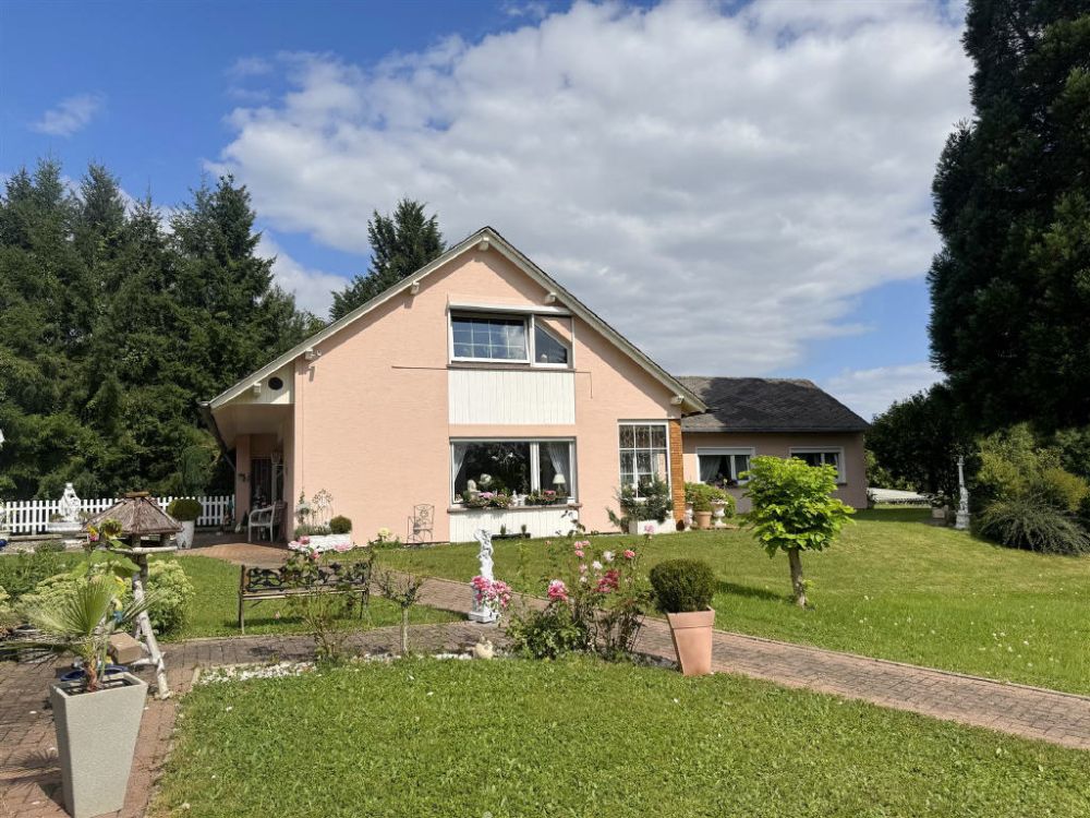 Charmantes Wohnhaus auf parkähnlichem Grundstück