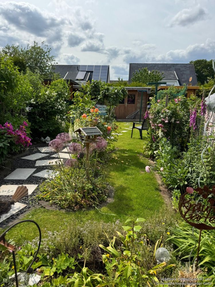 Exklusives Reihenmittelhaus mit schönem Garten in ruhiger Wohnlage !