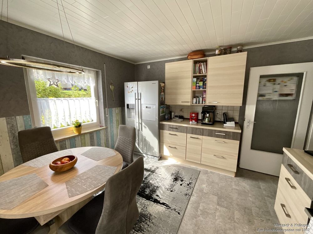 Komplett frei! 
Zweifamilienhaus mit zusätzlicher Einliegerwohnung im DG 
in Büchenbach