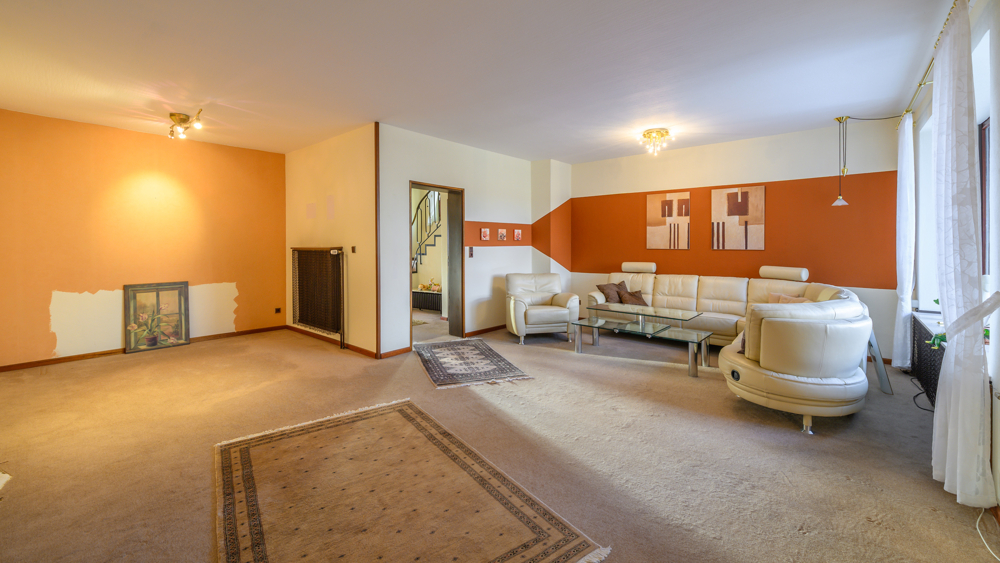 Wohn- und Esszimmer mit abgetrenntem Arbeitsbereich und Zugang zum Wintergarten