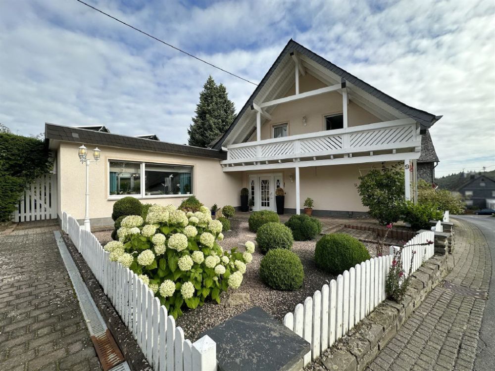 Sehr gepflegtes Einfamilienhaus mit großem Grundstück!