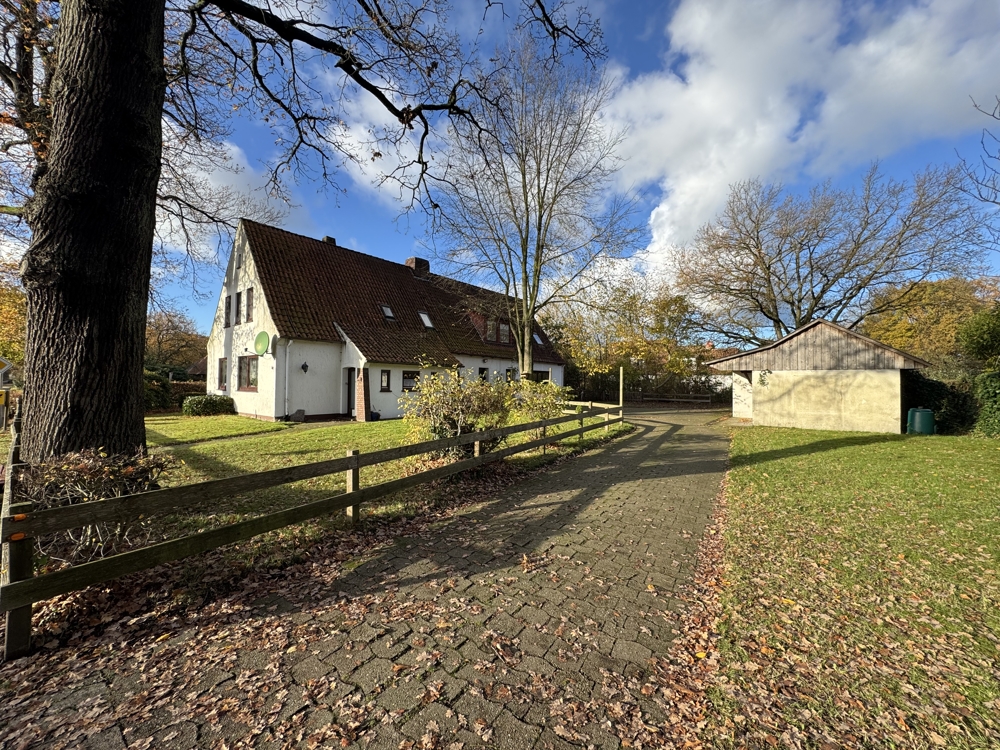 Seltene Gelegenheit im Ortskern von Fischerhude – Doppelhaus auf großem Grundstück