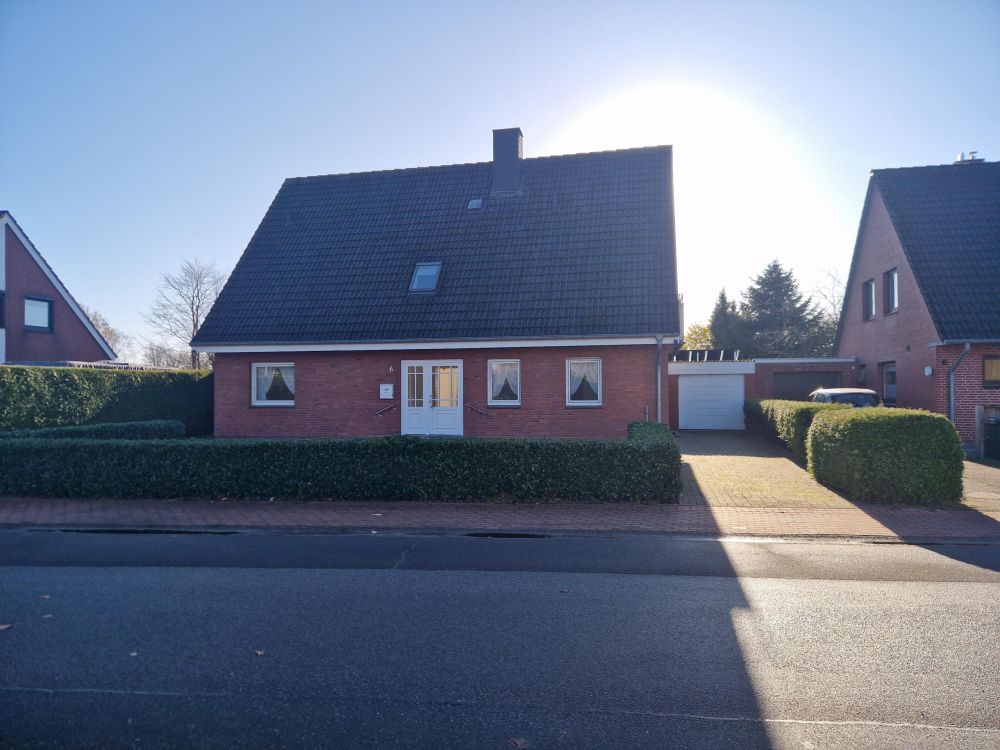 Außenansicht Auffahrt 2 mit Garagentor zum Carport