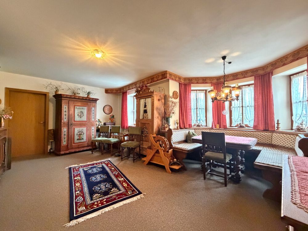 Naturidylle und Baukunst vereint: Stilvolles Wohnen in ruhiger Ortsrandlage