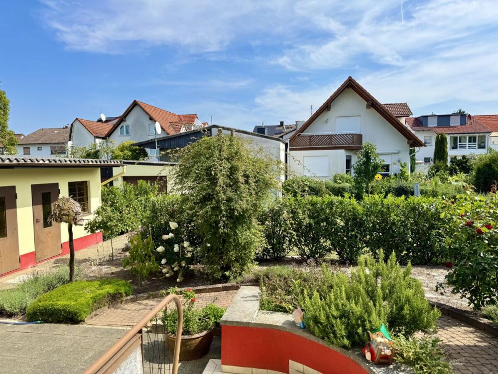 Ein- bis Zweifamilienhaus in idyllischer Ortslage
- großer Garten, 3 Garagen -